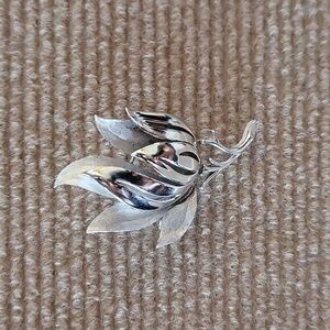 Crown trifari silvertone flower Brooch